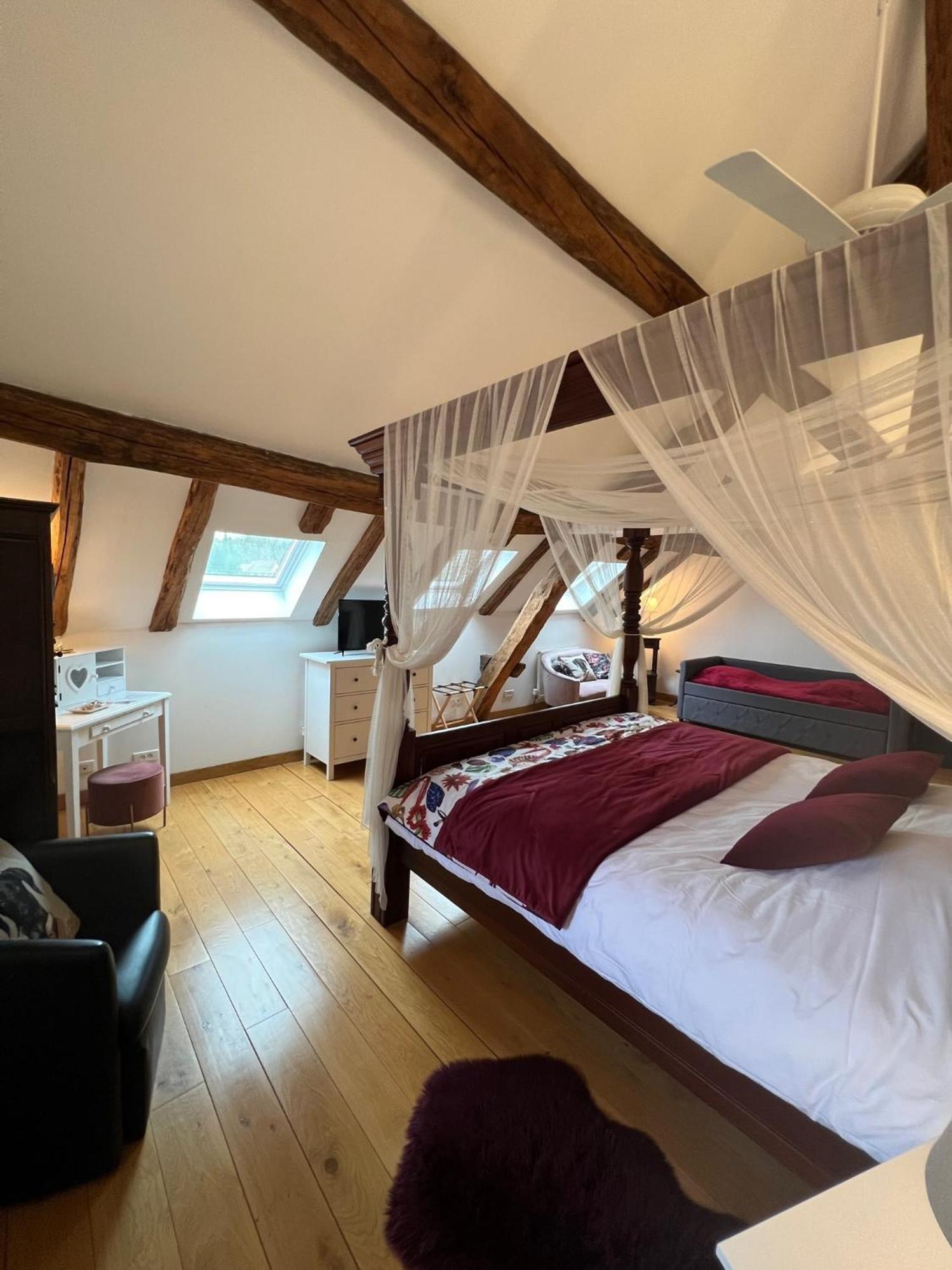 Le Prieure De Buffon Bed and Breakfast Rum bild