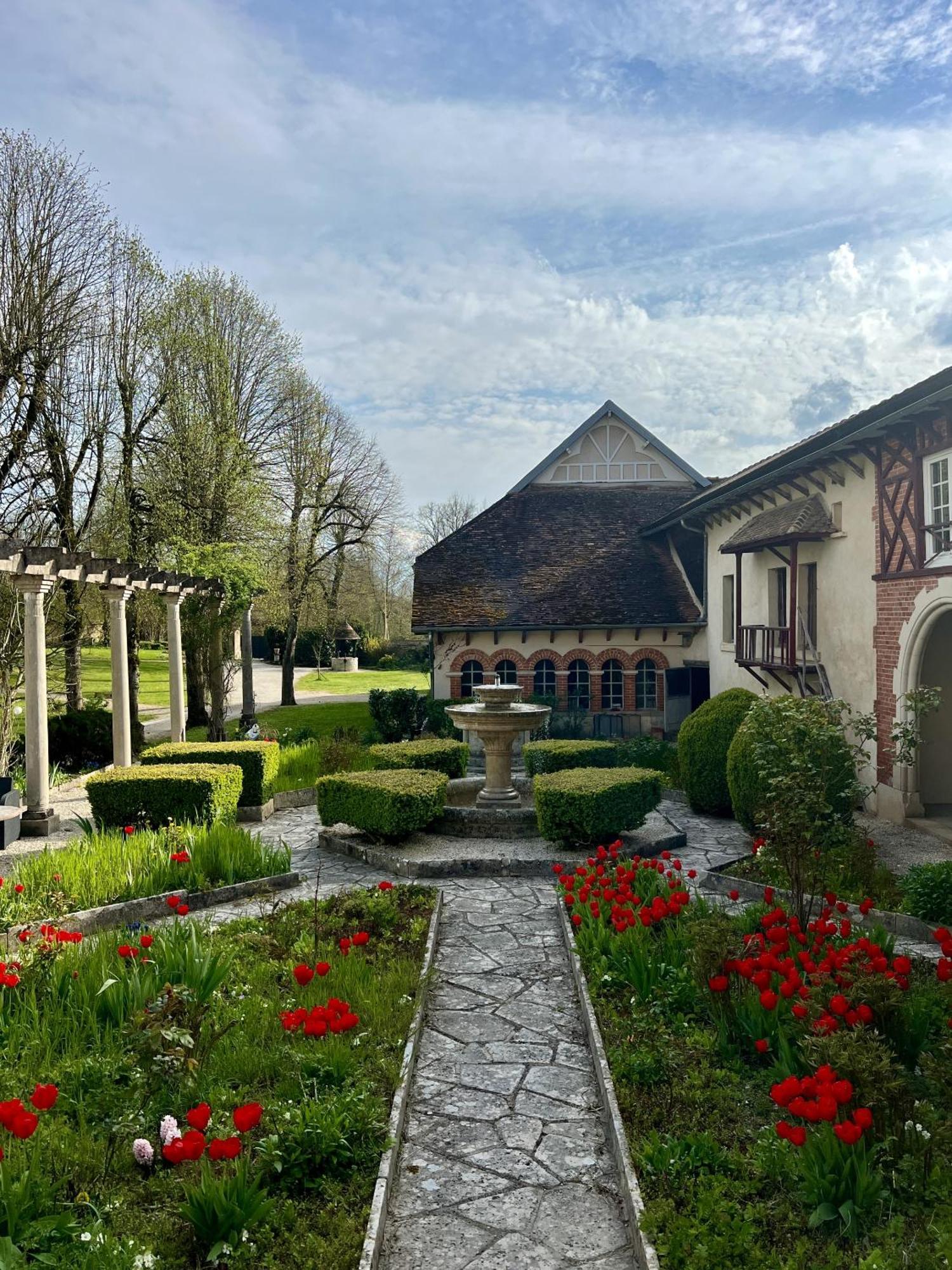 Le Prieure De Buffon Bed and Breakfast Rum bild